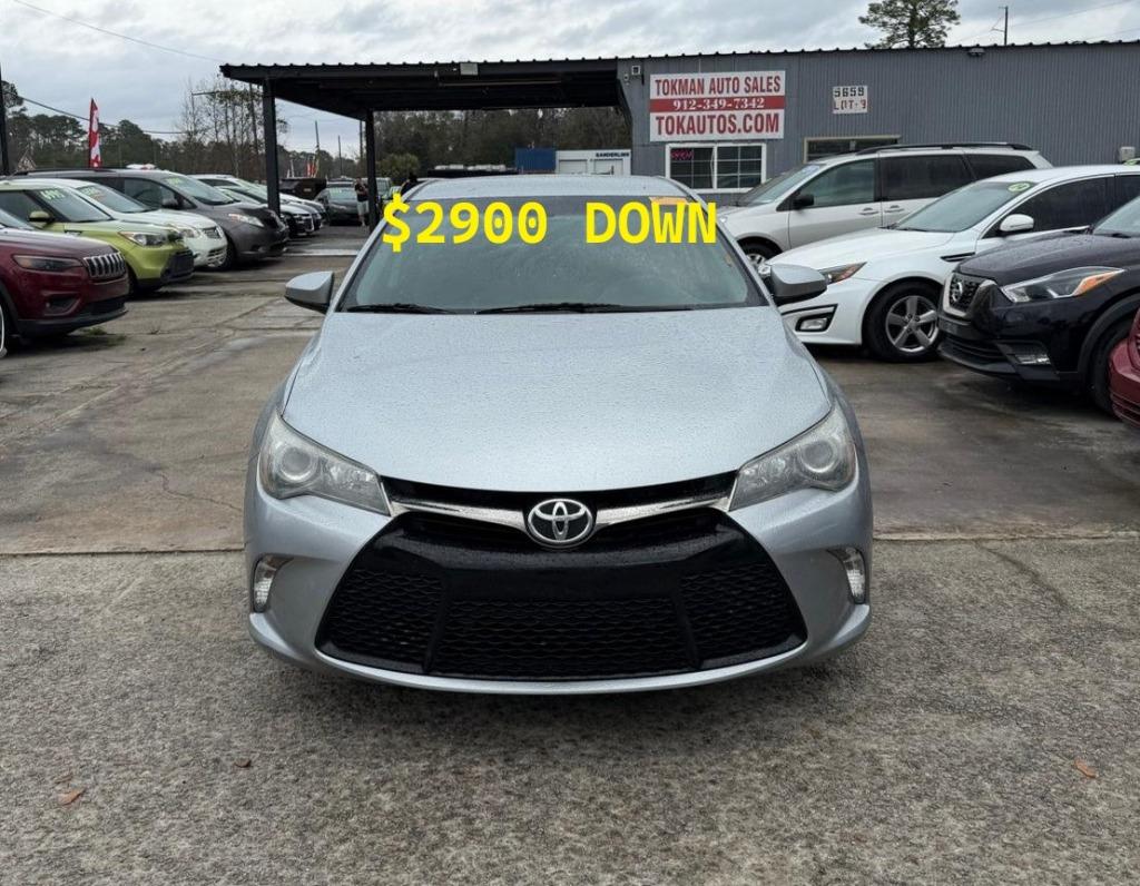 2015 Toyota Camry SE's photo